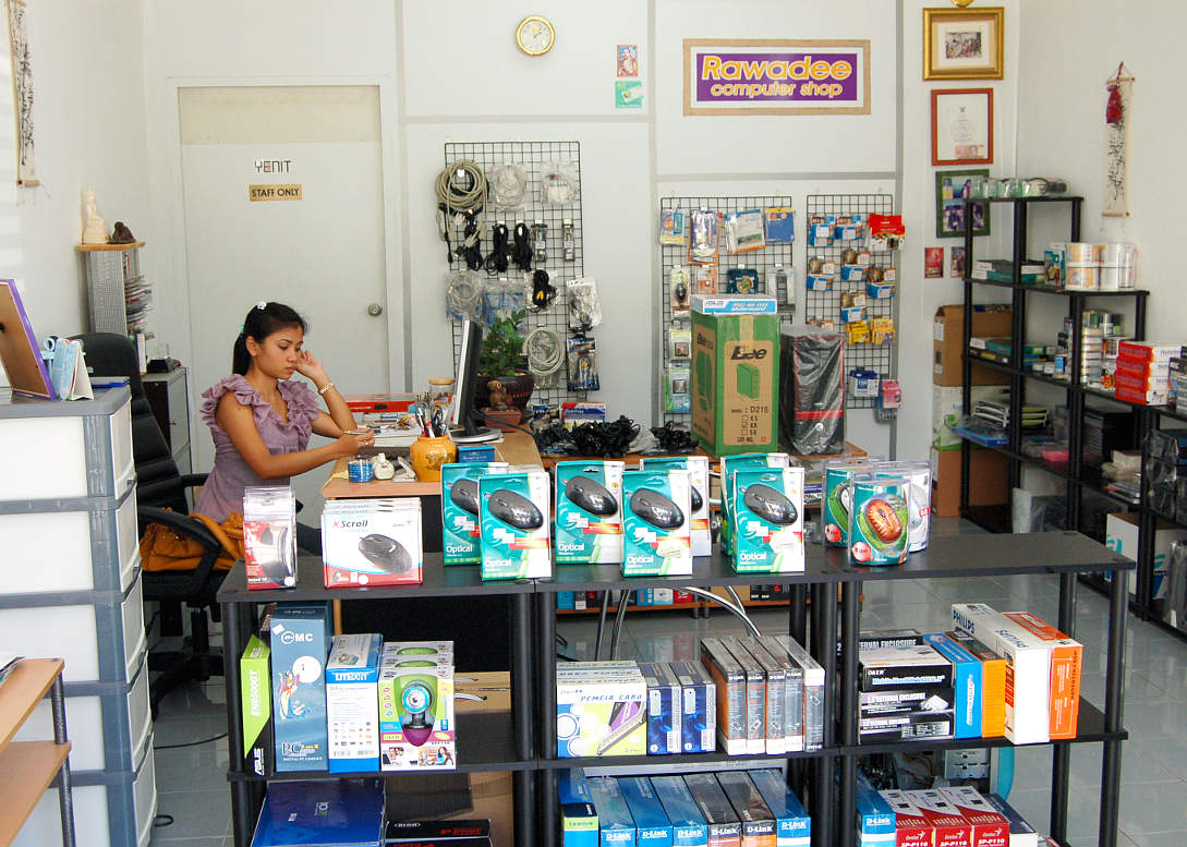 Aom sitter i sin datorbutik