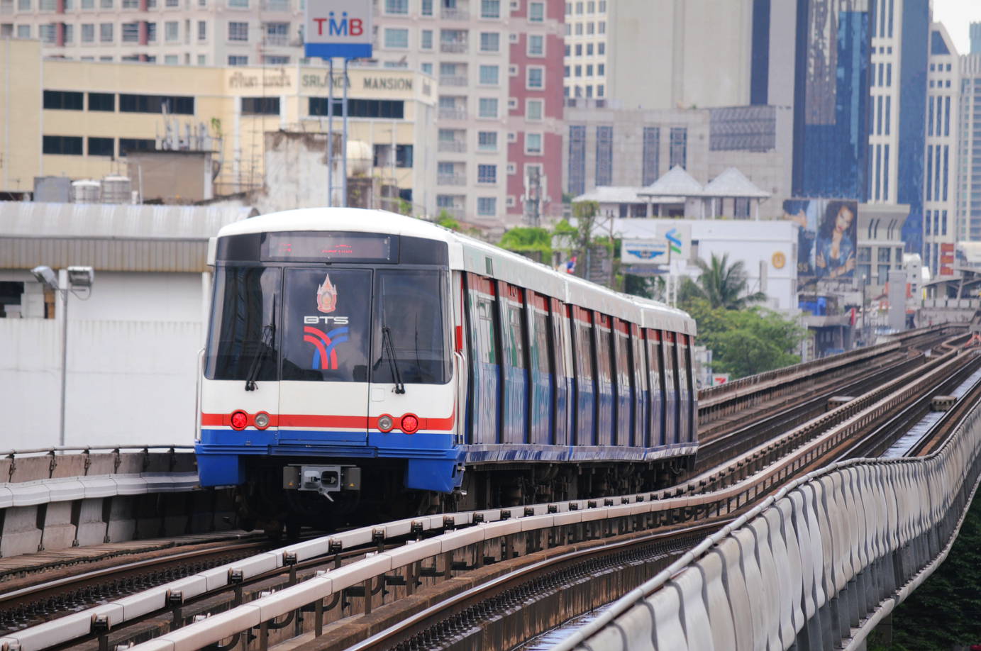 Ett BTS-tåg anländer till en station i Bangkok