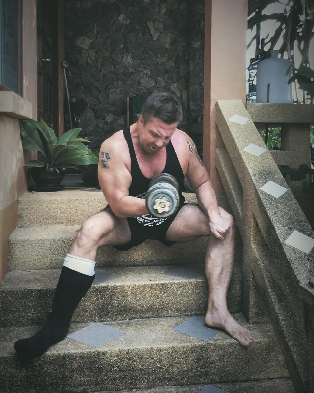 Jens doing biceps curls with a dumbbell and a recently operated ankle Biceps curls with a dumbbell and a recently operated ankle