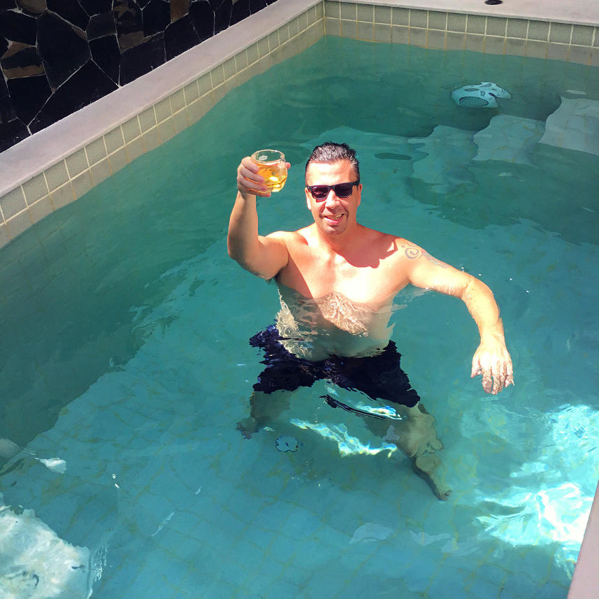 Jag tar en drink i vår pool