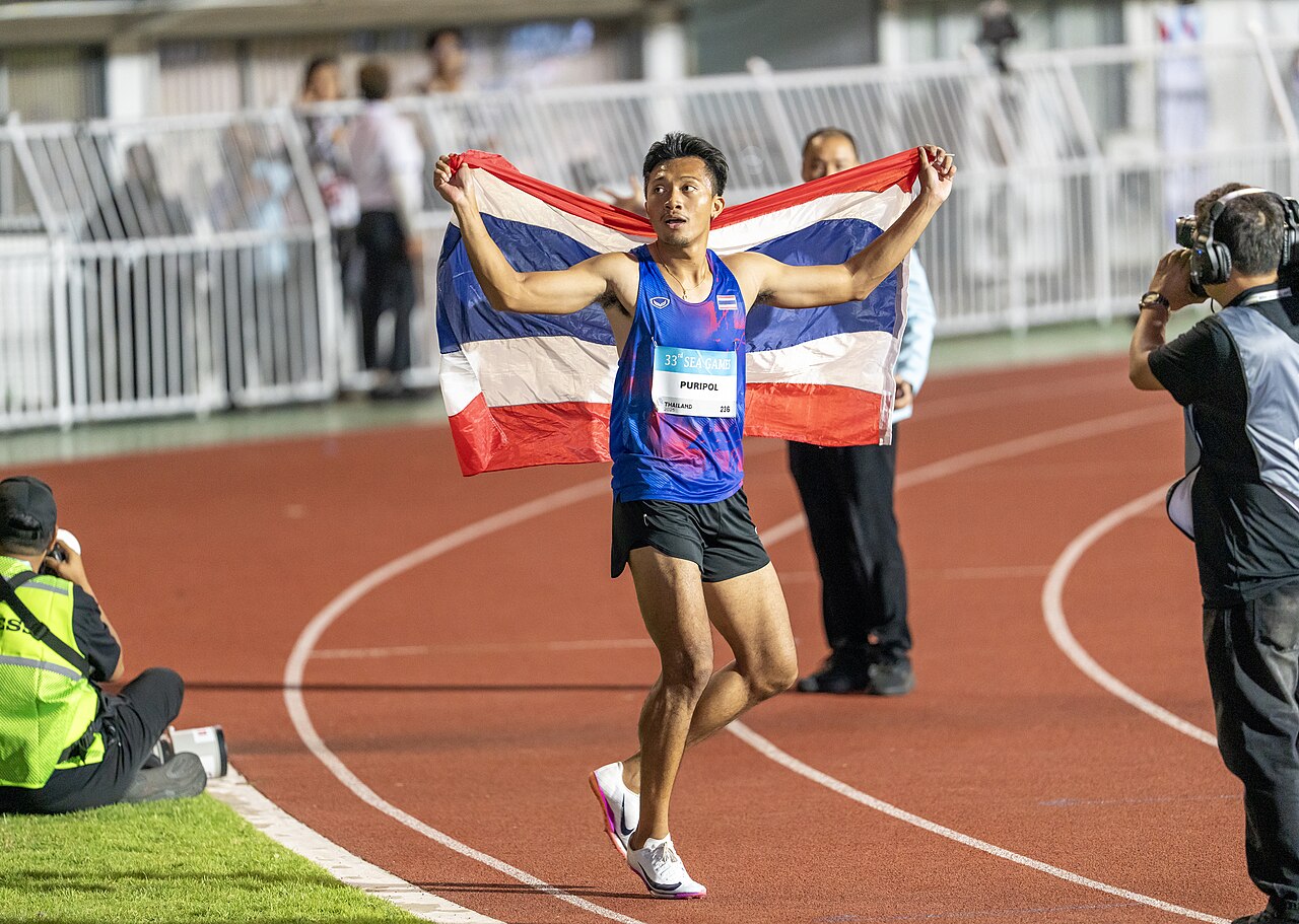 Puripol Boonson efter segern på 100 meter vid SEA Games 2025 Puripol Boonson med Thailands flagga efter segern på 100 meter vid SEA Games 2025
