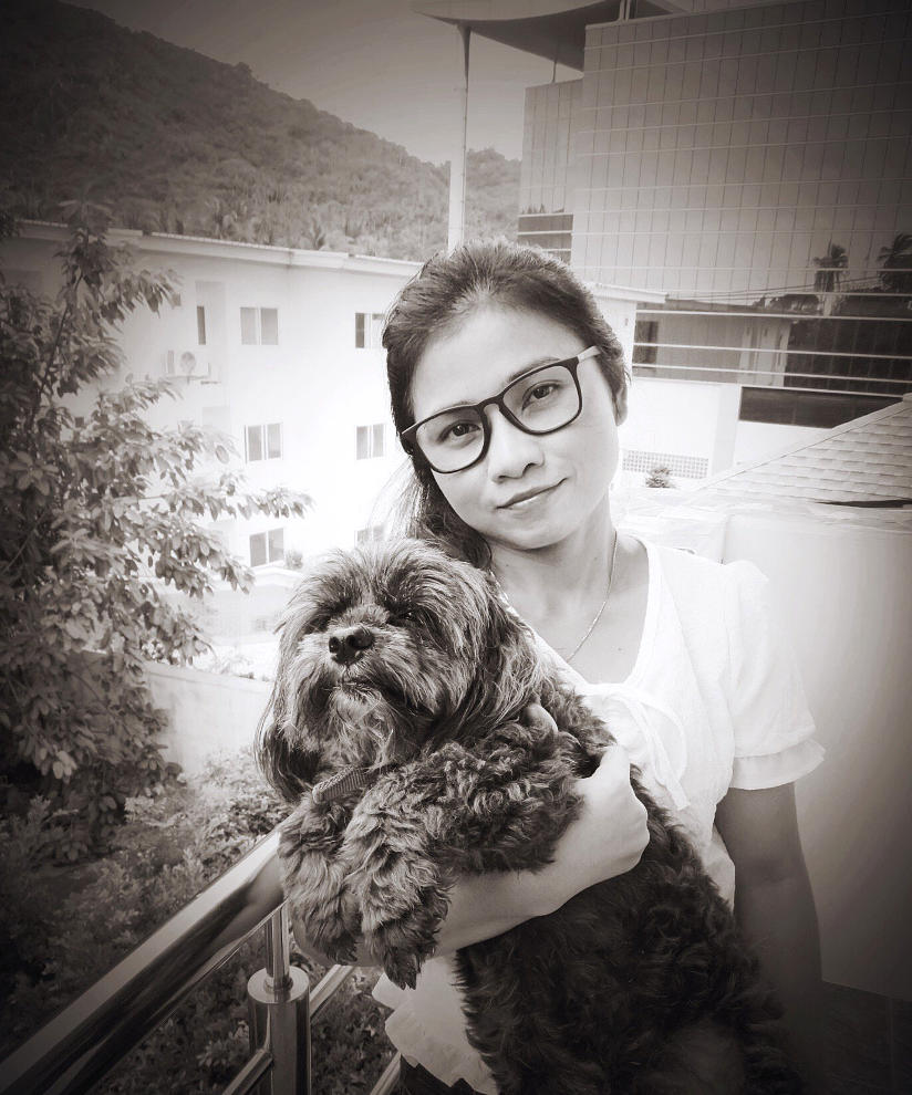 Aom är på balkongen med Pandi