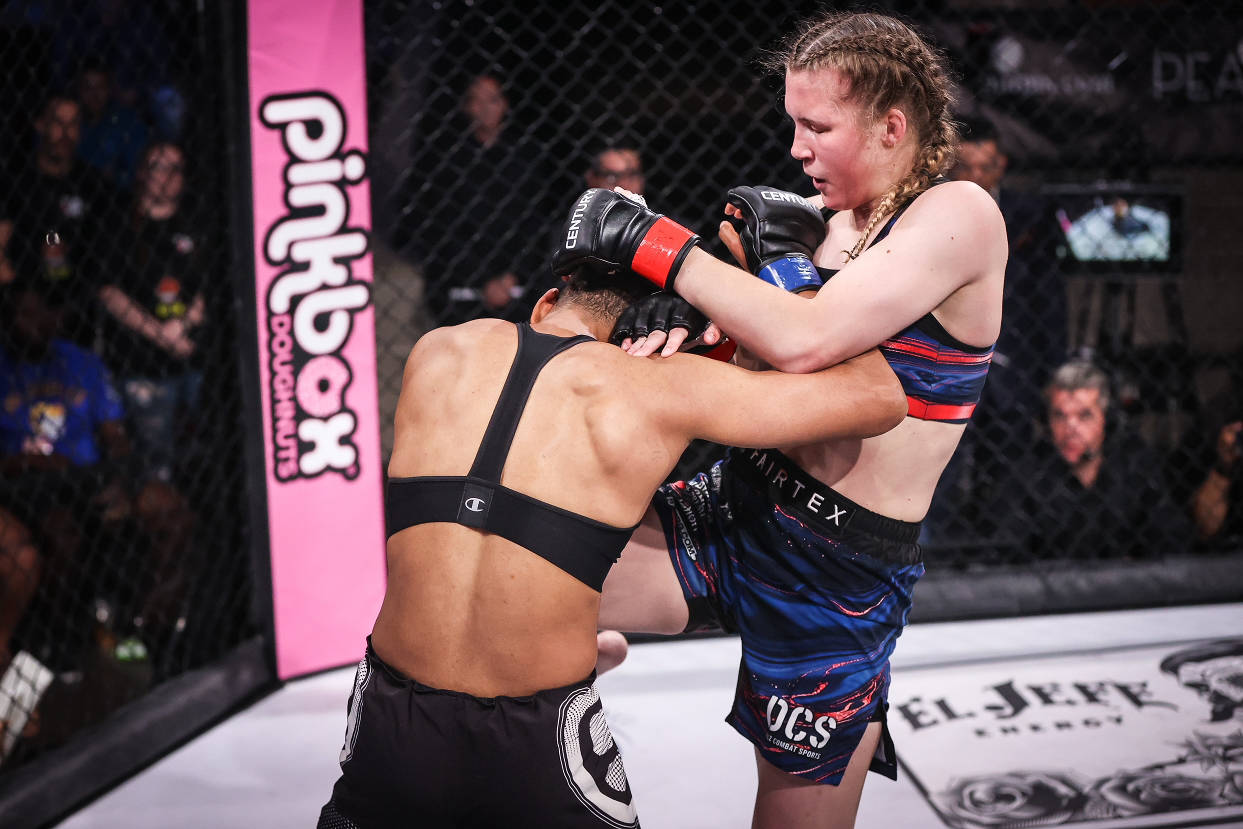 Smilla Sundell performs a knee strike