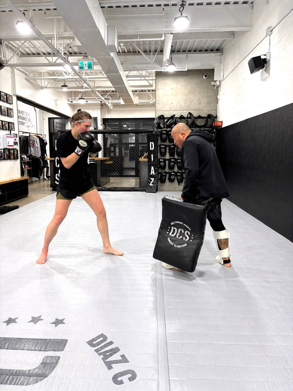 Smilla Sundell practices lowkicks